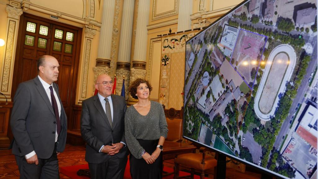 De izquierda a derecha: José Miguel Sáez, Jesús Julio Carnero y Mayte Martínez