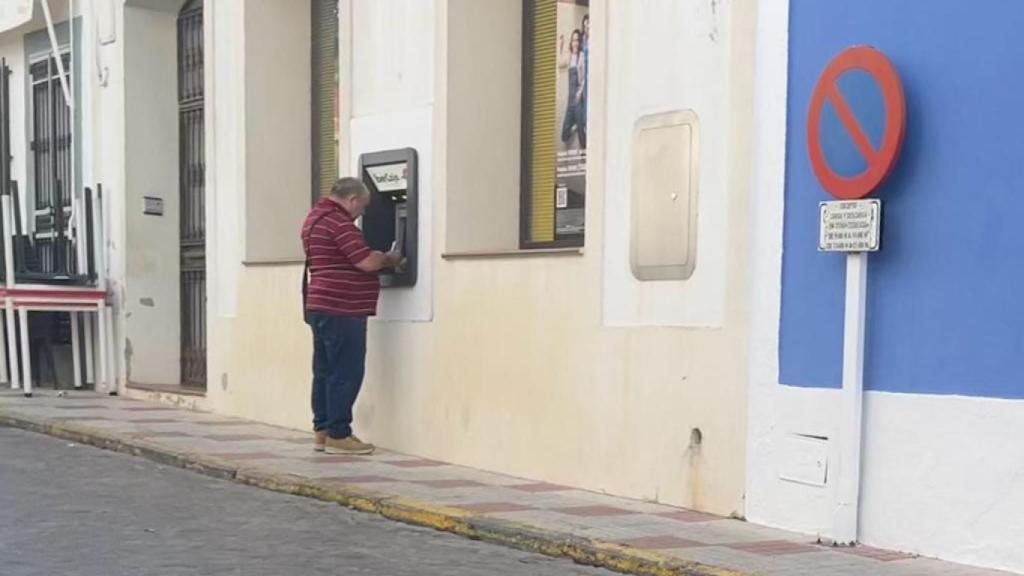 Un hombre saca dinero en la localidad.