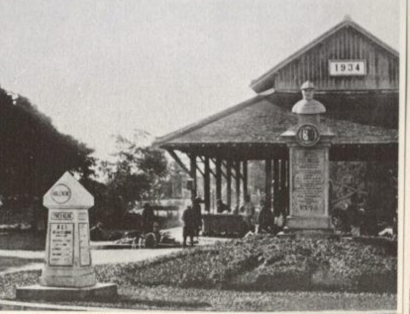 Un monolito en Camboya que homenajea a Blas Ruiz y Diego Veloso.