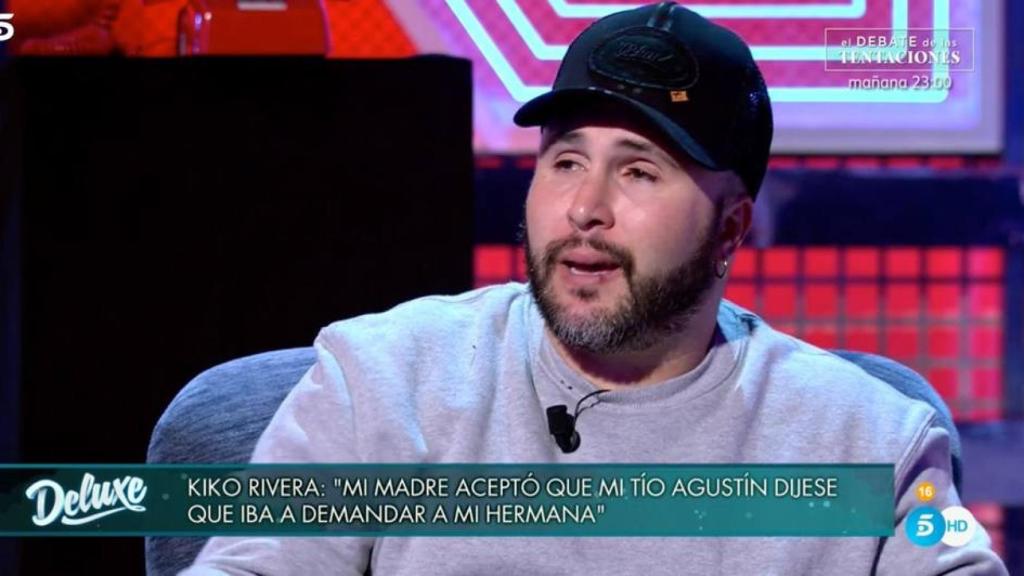 Kiko Rivera sentado en el plató de 'Deluxe', en Mediaset España.