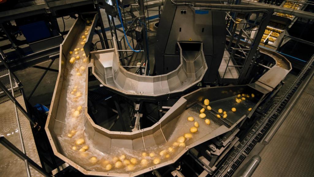 La utilización de agua por los canales por los que discurre la patata permite amortiguar golpes en el alimento