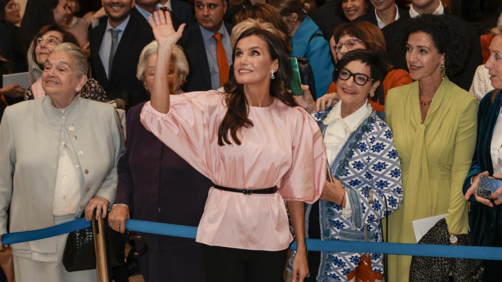 La Reina saluda a la gente tras el concierto.