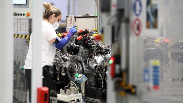 Una trabajadora realiza su actividad en una fábrica de automoción.