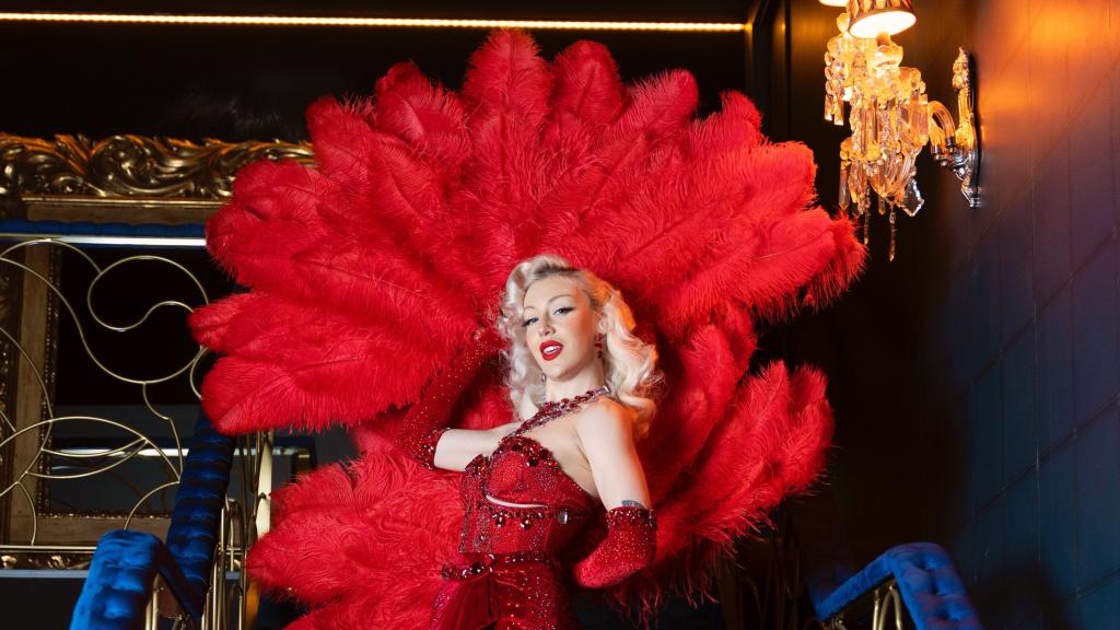 Rudy Ruby busca en su show traer el verdadero arte del Burlesque que te sumerge en una atmósfera de elegancia y sensualidad.
