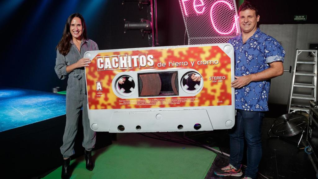 Virginia Díaz dando el relevo a Ángel Carmona como presentador de 'Cachitos de hierro y cromo'.