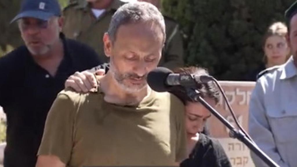 Imagen del padre de Maya Villalobo durante el funeral.
