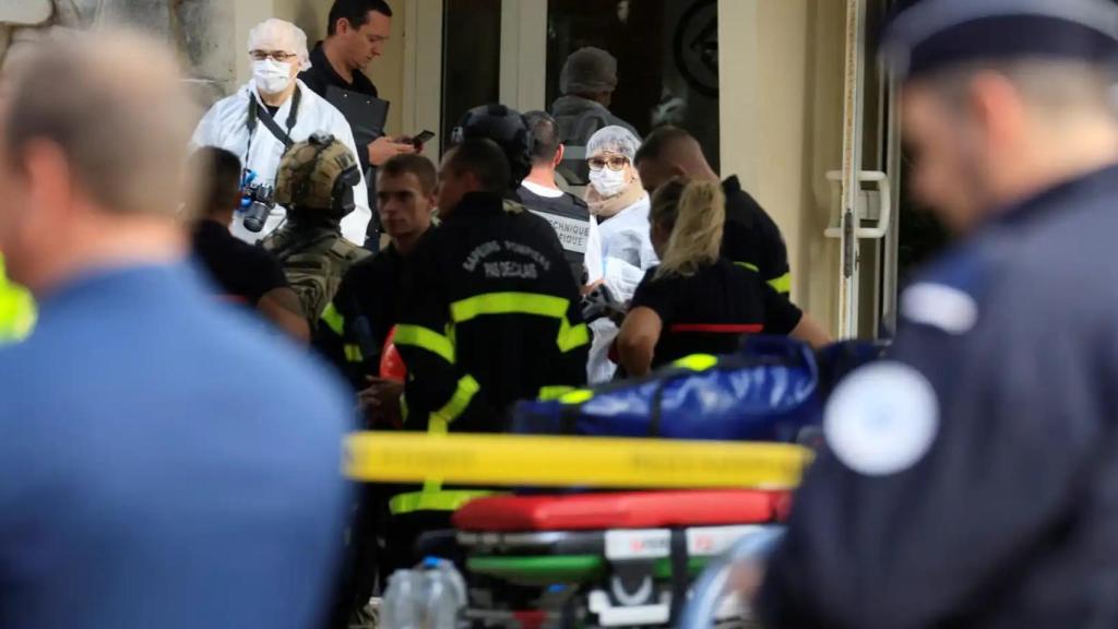 Médicos y agentes policiales en las puertas del instituto de Arras, en Francia, donde ha ocurrido el ataque.