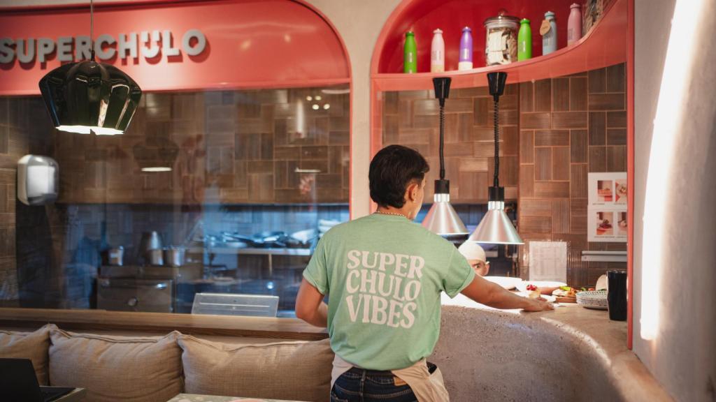 Un camarero sirviendo en Superchulo.