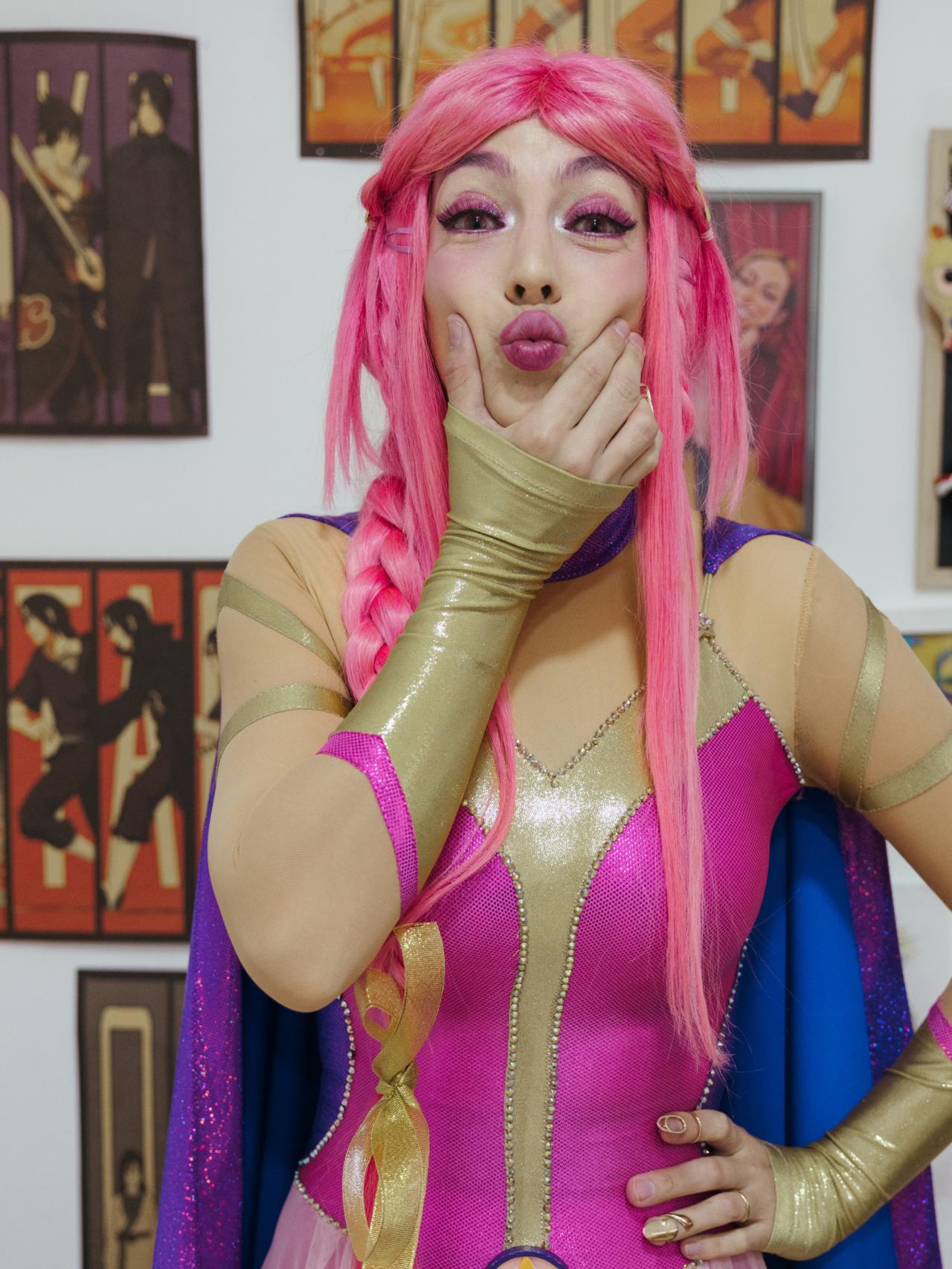 Luli Pampín con su saludo característico