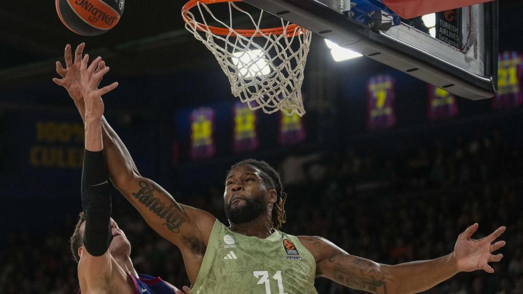 Vesely intenta anotar en el partido ante el Bayern.