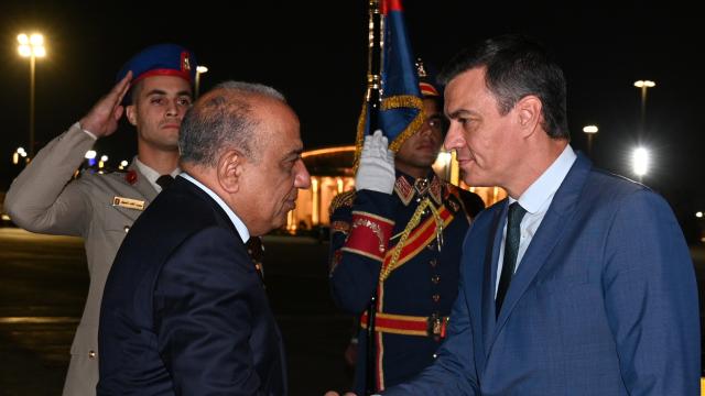 Pedro Sánchez es recibido a su llegada al Cairo.