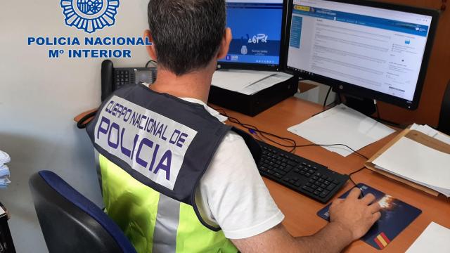 Un investigador de delitos informáticos de la Policía Nacional.