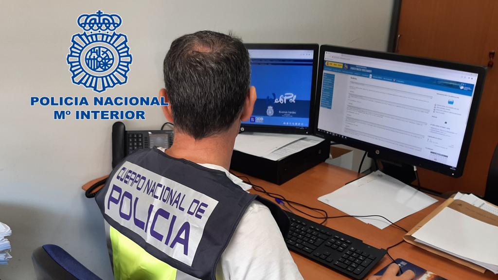 Un investigador de delitos informáticos de la Policía Nacional.