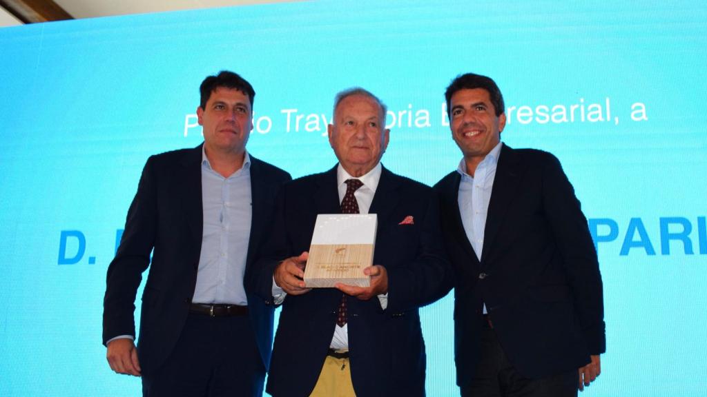 Eladio Aniorte, acompañado por César Quintanilla y Carlos Mazón.