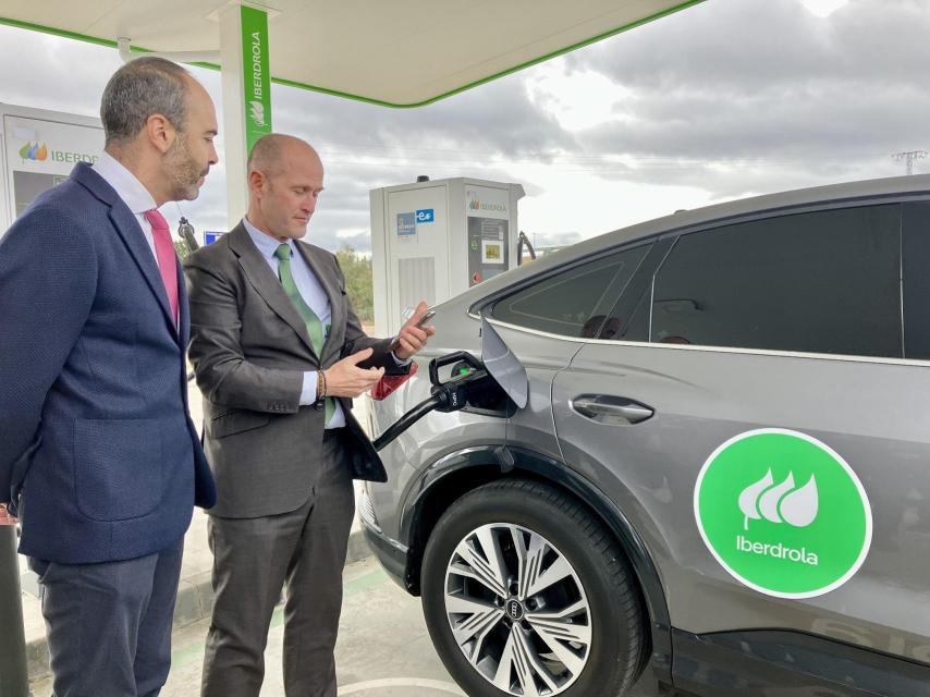 El director general de Energía de la JCyL, Alfonso Arroyo; y el delegado de Iberdrola en Castilla y León, Miguel Calvo.
