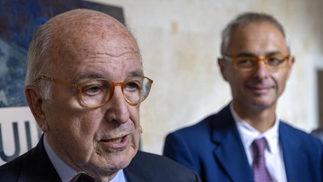 El excomisiario europeo de la Competencia Joaquín Almunia, junto al rector de la USAL, Ricardo Rivero