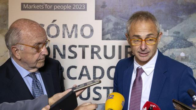 El rector de la USAL, Ricardo Rivero, acompañado por el excomisario europeo de la Competencia Joaquín Almunia