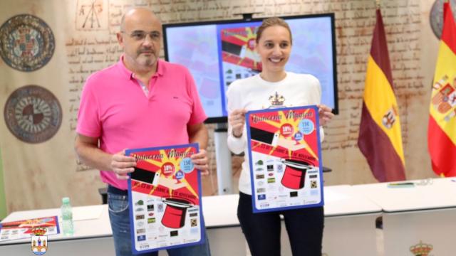 La concejala de Comercio del Ayuntamiento de Benavente, Sara Casquero; y el vicepresidente de la CEOE Cepyme de Benavente, Ernesto Cadenas, en la presentación de la cuarta edición de 'Quincena Mágica'