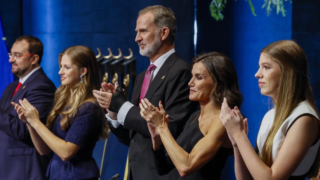 El rey Felipe, con férula, junto a la reina Letizia, la princesa Leonor, la infanta Sofía y el presidente de Asturias.