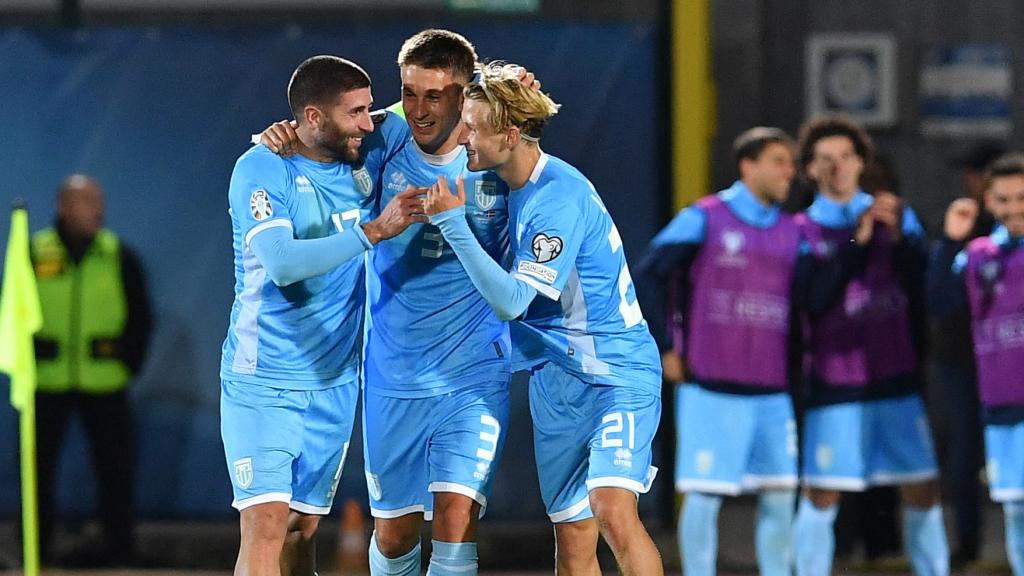 Alessandro Golinucci, Alessandro Tosi y Lorenzo Lazzari celebran el gol ante Dinamarca.