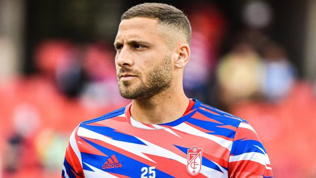 Shon Weissman, durante un calentamiento del Granada esta temporada.