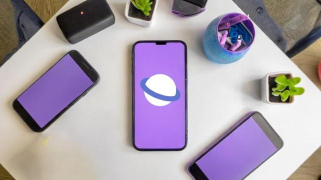 Un móvil en una mesa con el logo de Samsung Internet Browser
