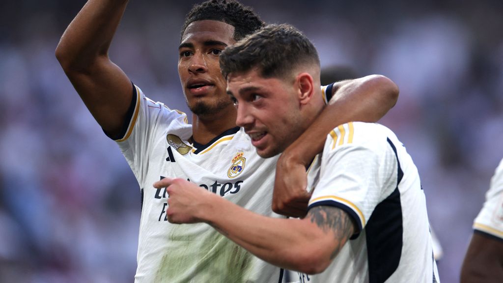 Belingham y Valverde festejan un gol.