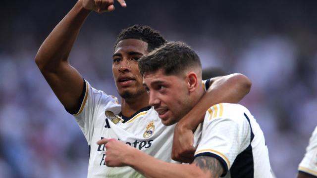 Belingham y Valverde festejan un gol.
