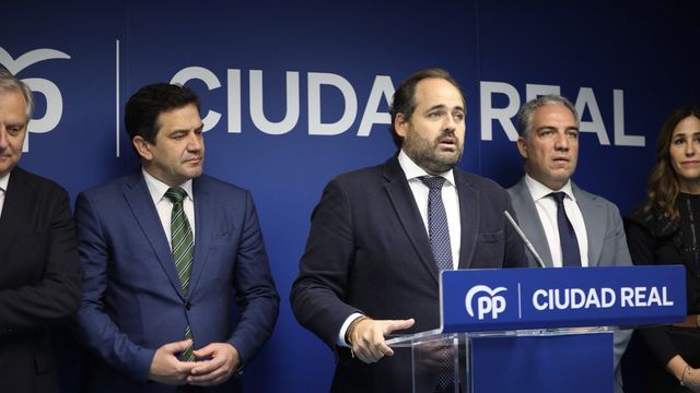 Paco Núñez, en primer término este viernes en Ciudad Real junto a Elías Bendodo, Miguel Ángel Valverde y otros dirigentes del PP