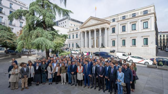Diputados del PP, con Cuca Gamarra al frente, este viernes ante las puertas del Congreso.