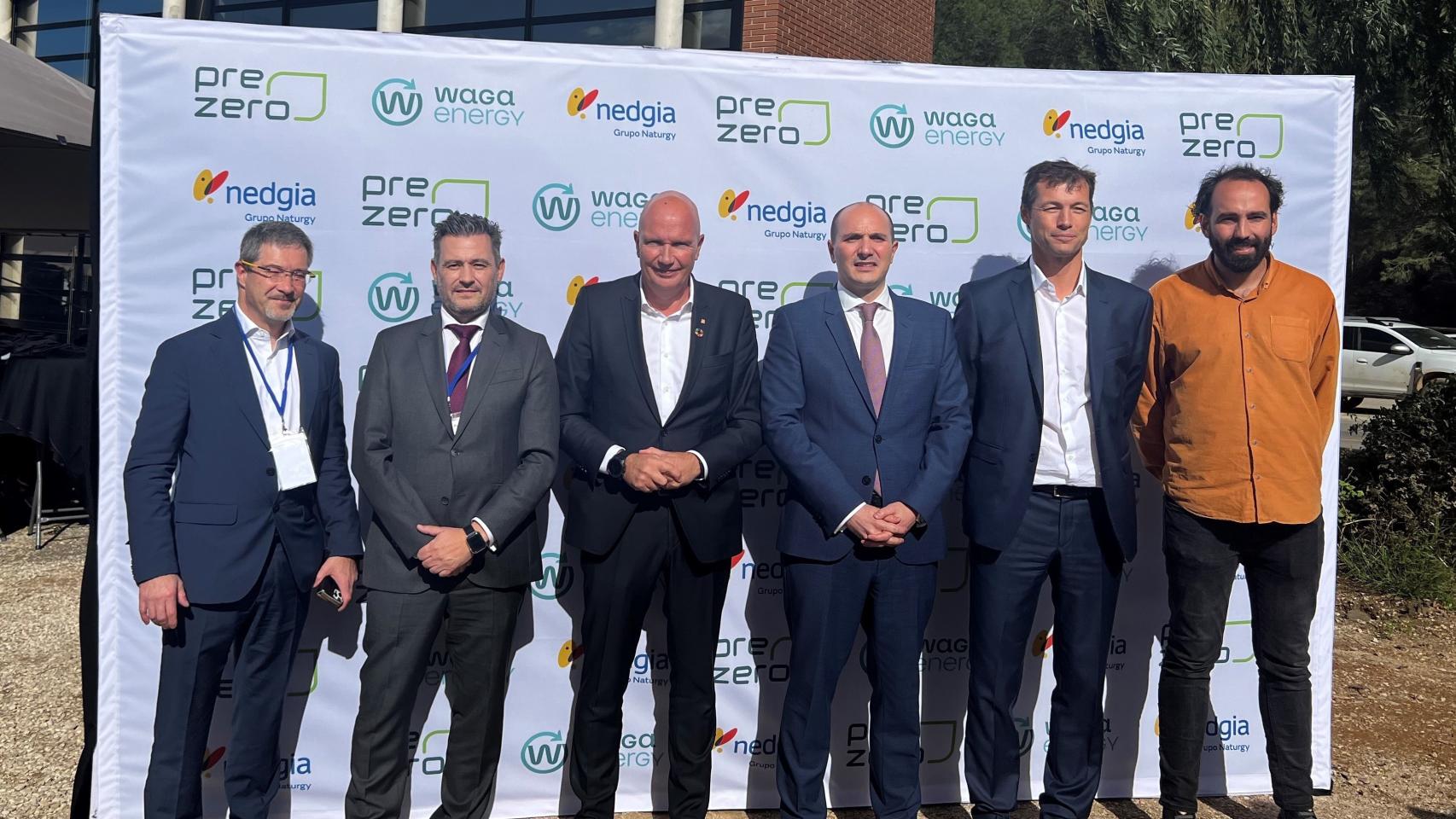 Los representantes de las empresas junto al conseller David Mascort.