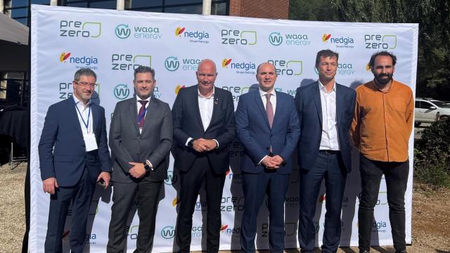 Los representantes de las empresas junto al conseller David Mascort.