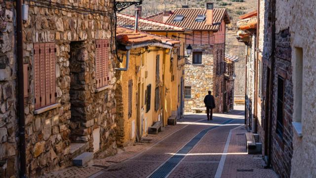 Callejón en Puebla de la Sierra, municipio del extremo norte de Madrid.