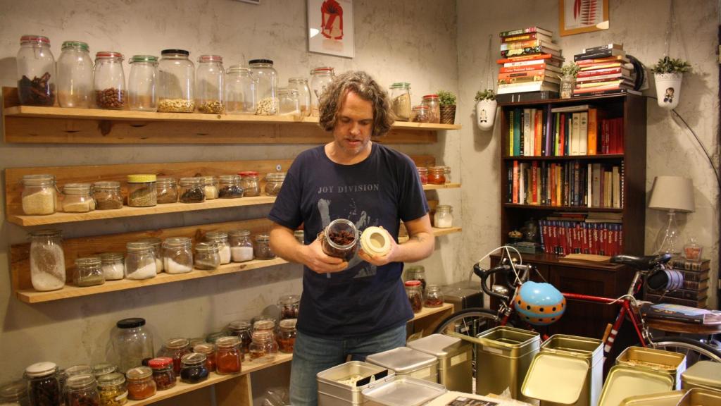 Luis Alcázar en su tienda de especias Black Pepper & Co muestra el chile más picante del mundo.