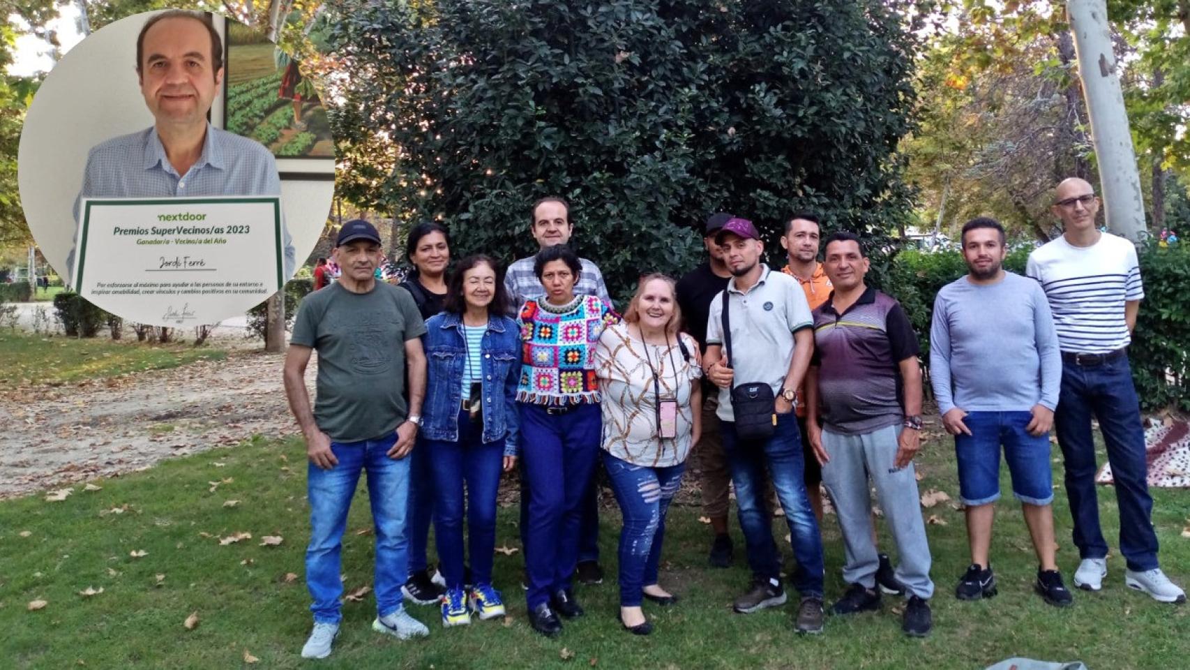 Jordi Ferré en un parque con los vecinos.