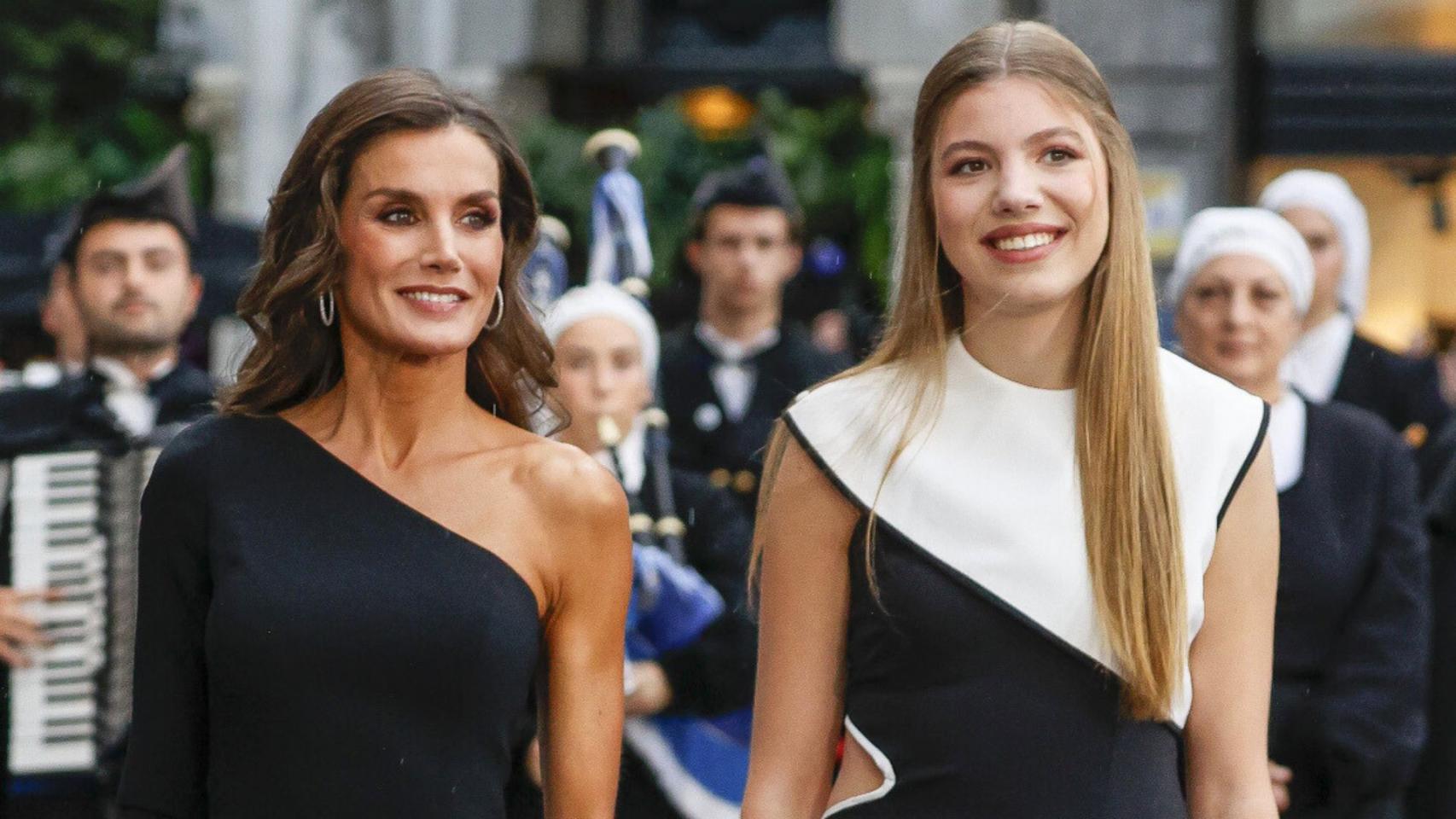 Letizia y su hija menor en el Teatro Campoamor.