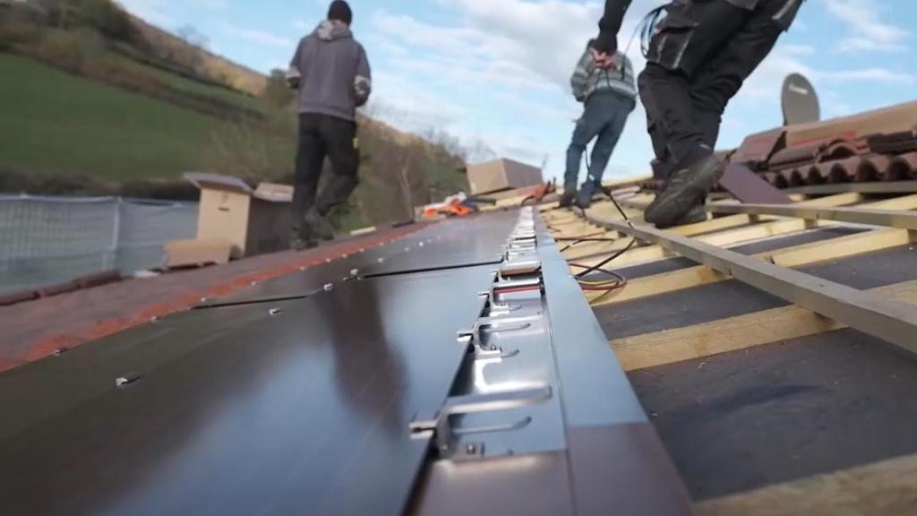 Instalación de tejas solares de Edilians
