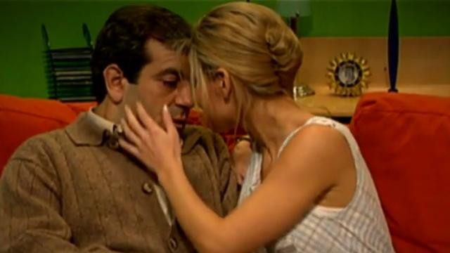 Carlos Sobera, haciéndole la cobra de Elsa Pataky.