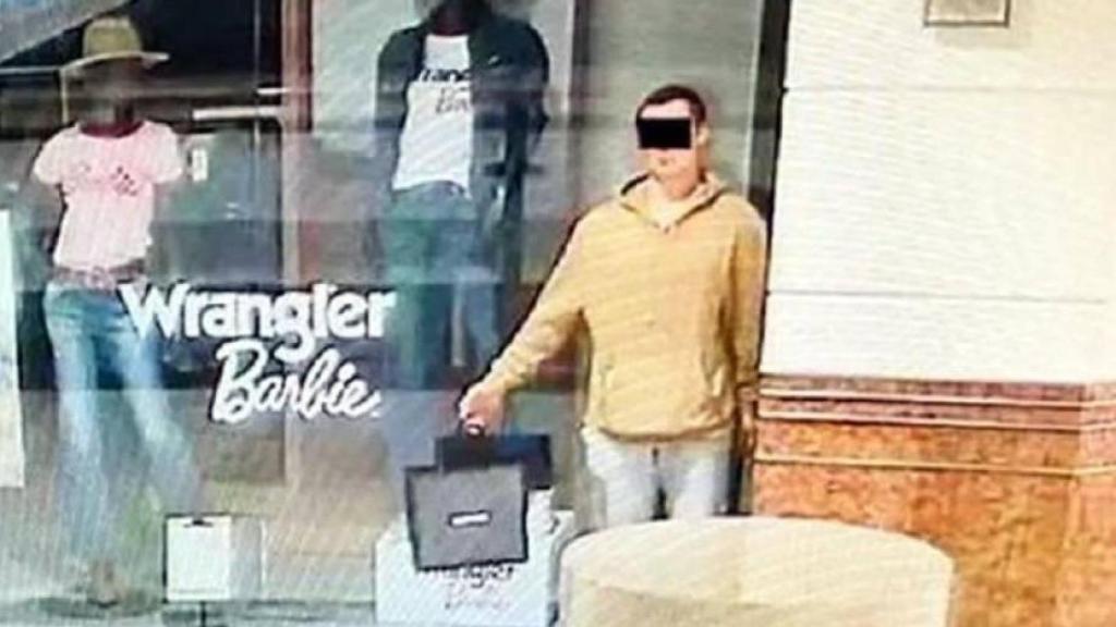 Imagen del ladrón posando como un maniquí.