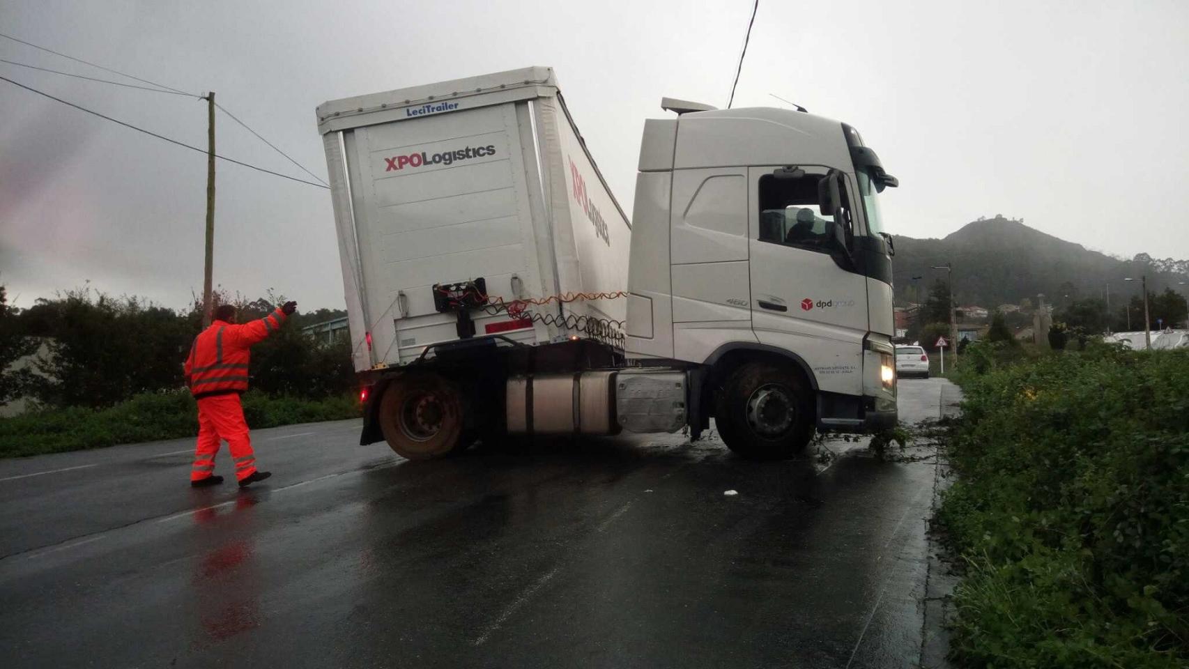 El camión atravesado en la carretera.