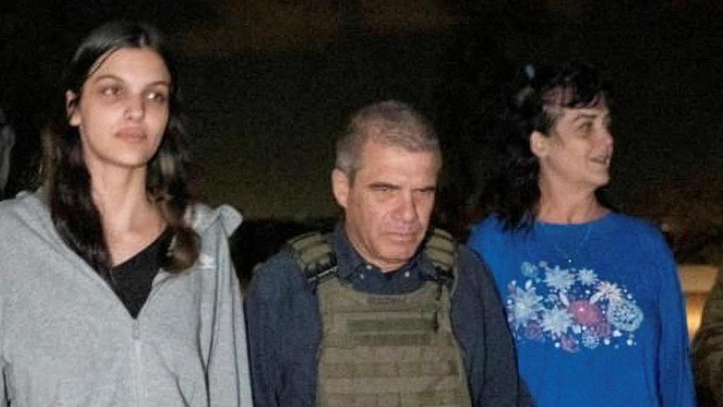 Las dos liberadas, en el momento en el que cruzan la frontera