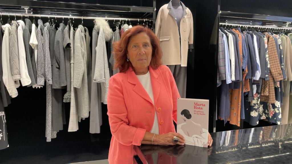 Marta Rota con su libro entre las manos.