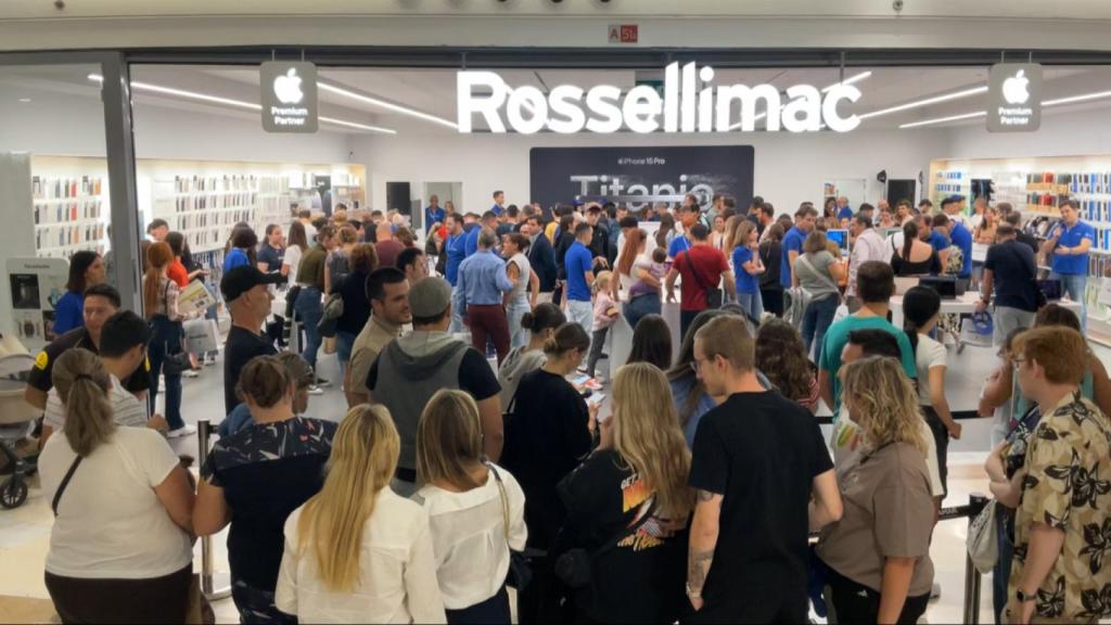 Masiva presencia de público en el acto de apertura.