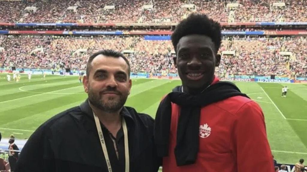 Nick Huoseh, representante de futbolistas, junto a su cliente Alphonso Davies