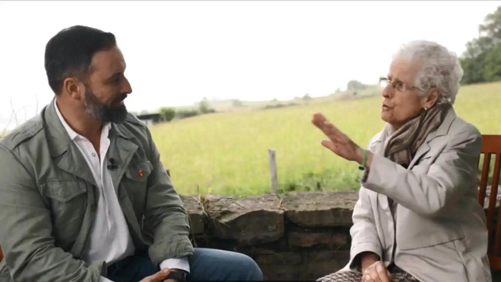 Santiago Abascal junto a su abuela materna, María Jesús Álvarez, en junio de 2020.