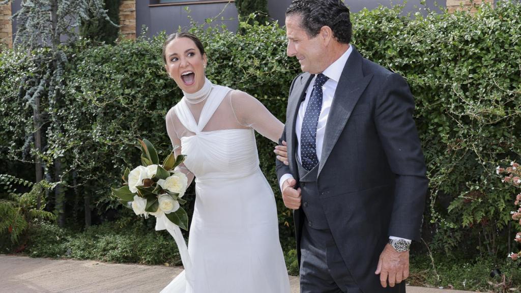 Marta Pombo y su padre en el día de su boda.