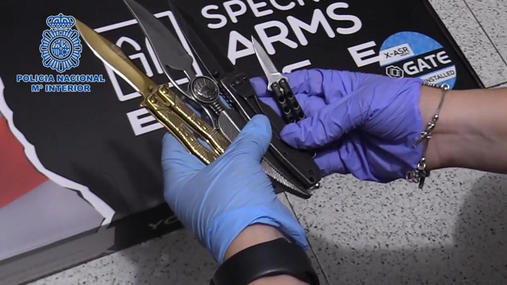 Armas blancas intervenidas en un registro.
