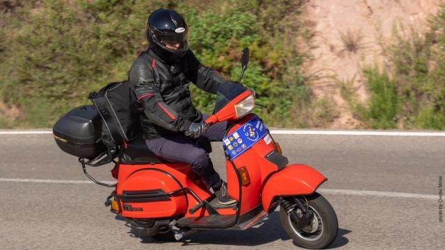 Jordi Linares conduciendo su Vespa.