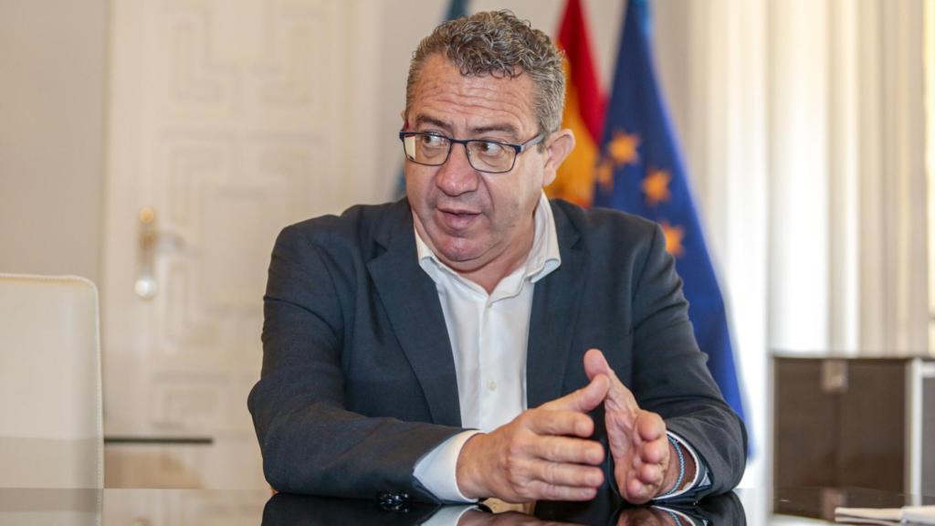 Toni Pérez, presidente de la Diputación de Alicante, en su despacho.