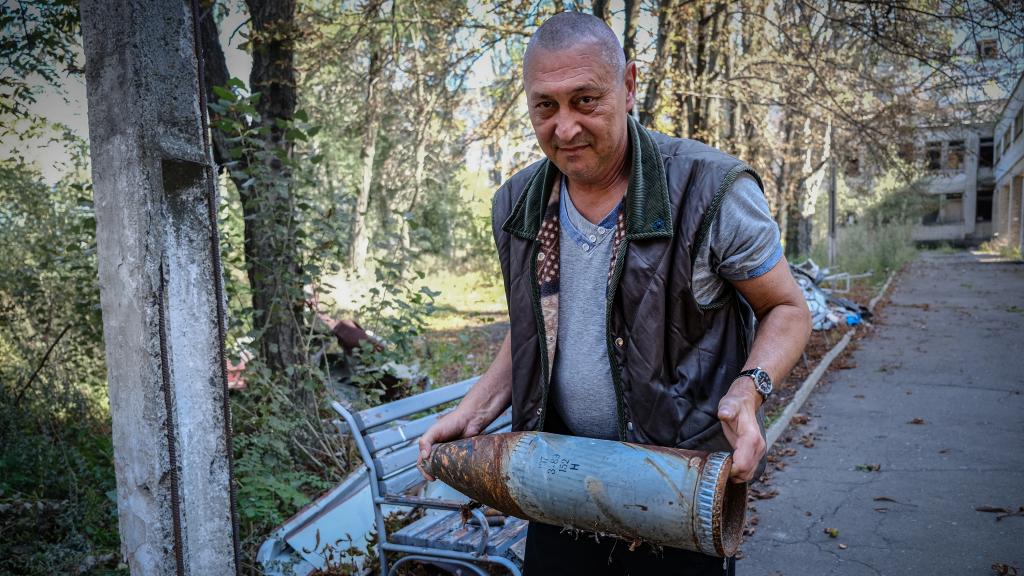Vitaly, terapeuta del hospital de Avdiivka, muestra los restos de proyectiles rusos que caen constantemente contra el centro hospitalario.